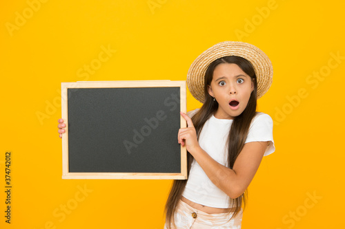 Billede på lærred Little girl summer style hold blackboard announcement copy space, shocking offer