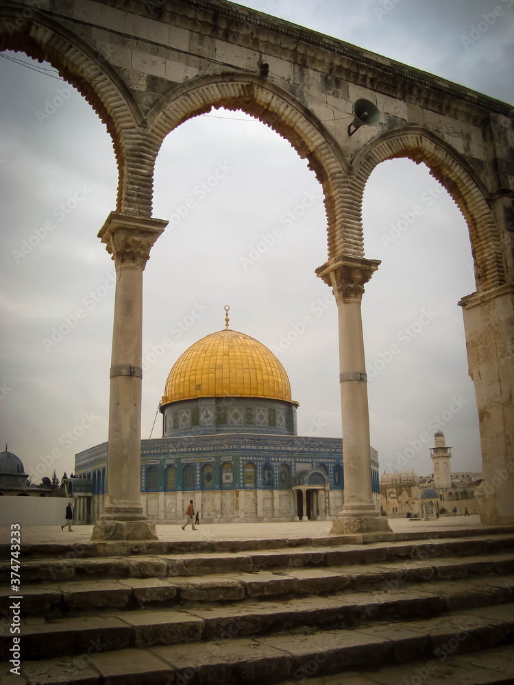 Fototapeta premium Amazing arcs and the dome of the rock in Jerusalem