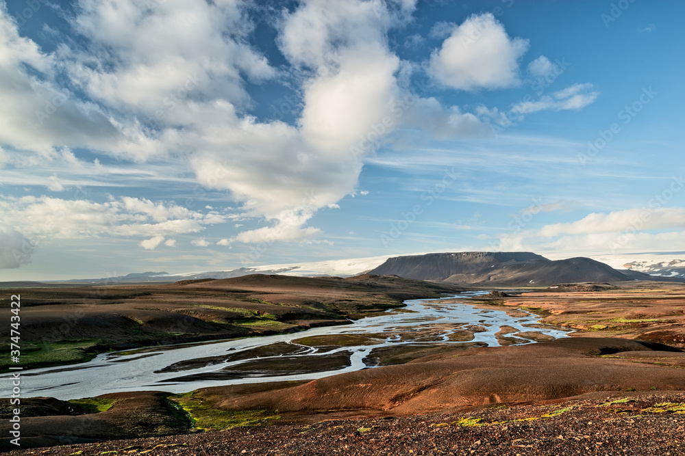 Φωτογραφία River and mountains near Kerlingarfjoll geothermal area in a summer day, Iceland