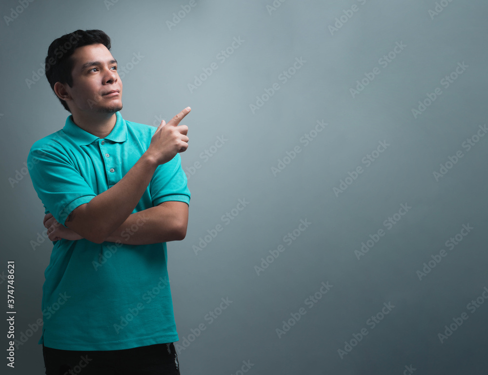 hombre joven señalando un anuncio hombre joven señalando un anuncio