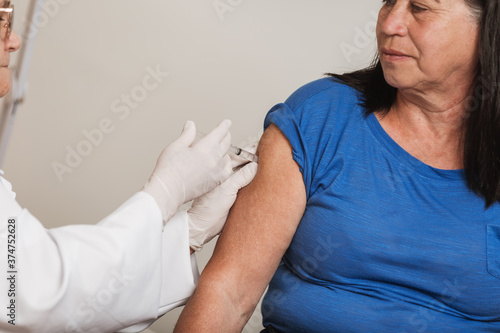 Fotografie doctor giving injection inpatient