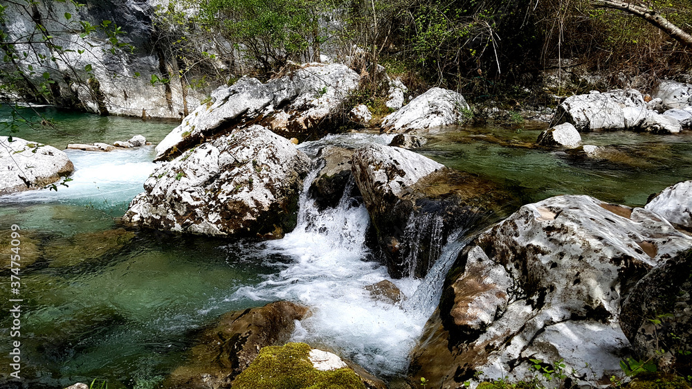 Salto de agua tranquilo en medio de la naturaleza Salto de agua tranquilo en medio de la naturaleza