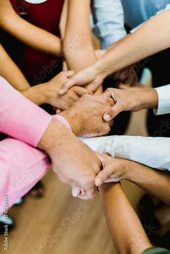 Varias manos de trabajadores haciendo equipo en la oficina