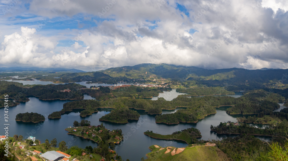 Panorama landscape of sightseeing with natural river, lake and mountains and a beautiful blue sky with clouds in el peñol, Zocalos, en Guatapé, Medellín	