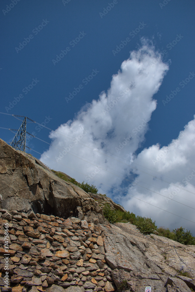 Fototapeta premium Strommast auf einem Hügel auf dem Lukmanierpass in der Schweiz 30.7.2020