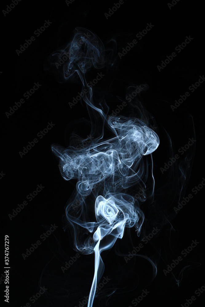 Dym z kadzidła na czarnym tle - obrazy, fototapety, plakaty 