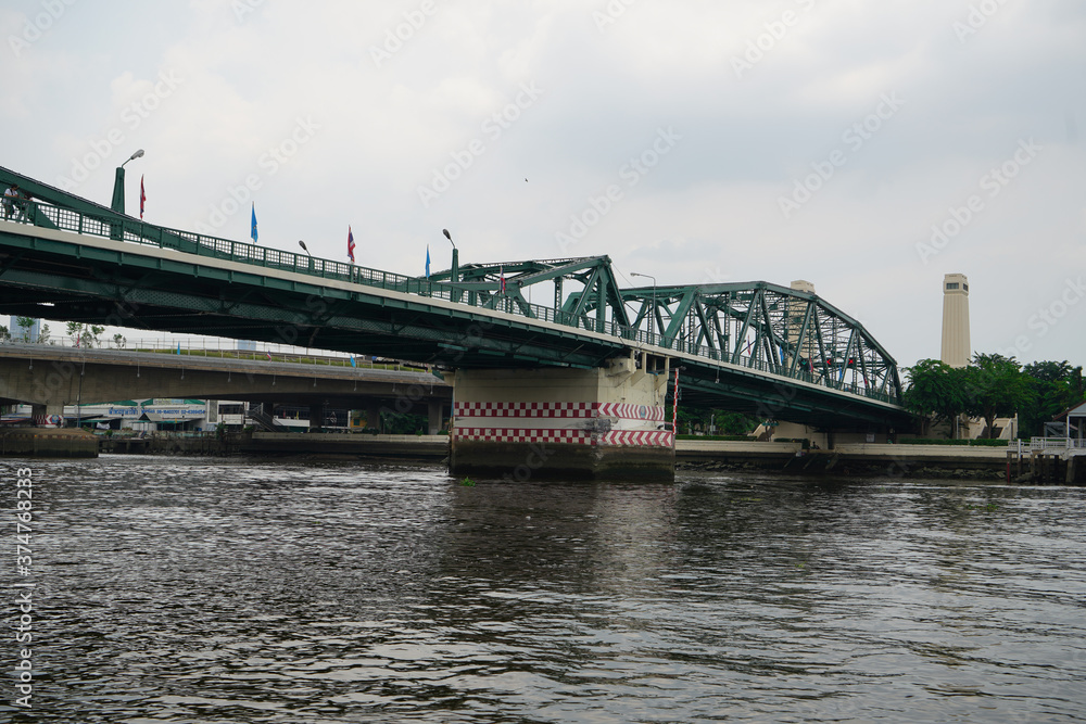 Obraz premium bridge over the river