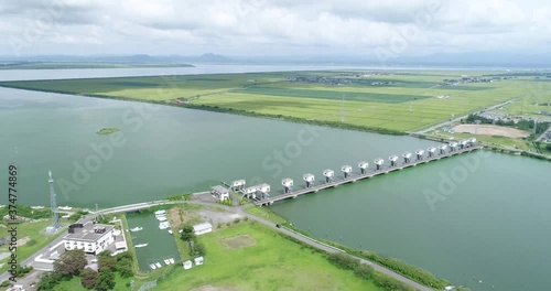 《秋田県》八郎潟の水門の空撮