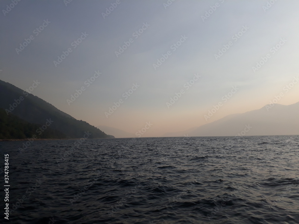 Fototapeta premium Lago Sur de Chile. Incendio