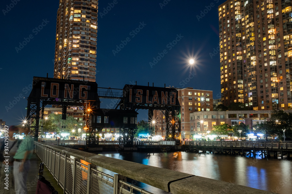 Fototapeta premium Manhattan Skyline over the East River from Long Island City at Dusk