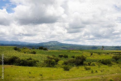 Hermoso paisaje en Morelos México nubes, montañas, campo verde © Aldarami