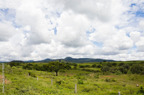 Hermoso paisaje en Morelos México nubes, montañas, campo verde