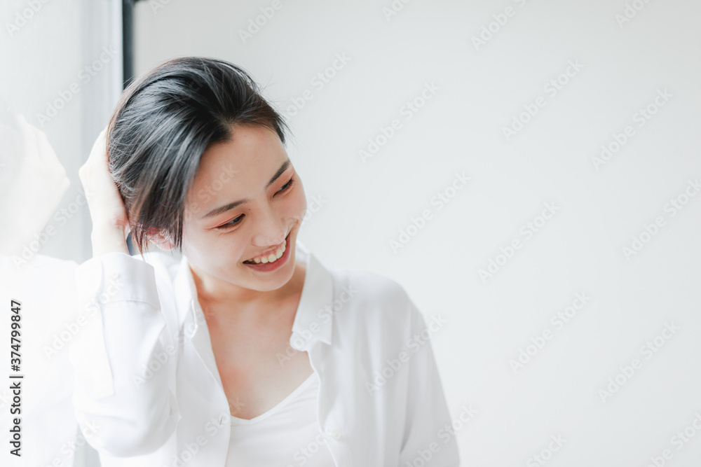 Beautiful young women sitting by the window of Asia
Beautiful young women sitting by the window of Asia