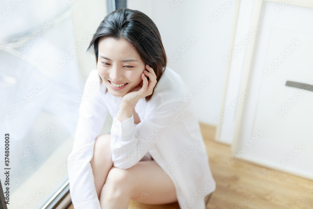 Beautiful young women sitting by the window of Asia
Beautiful young women sitting by the window of Asia