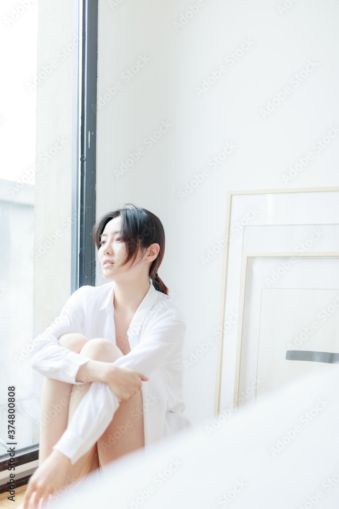 Beautiful young women sitting by the window of Asia
Beautiful young women sitting by the window of Asia
