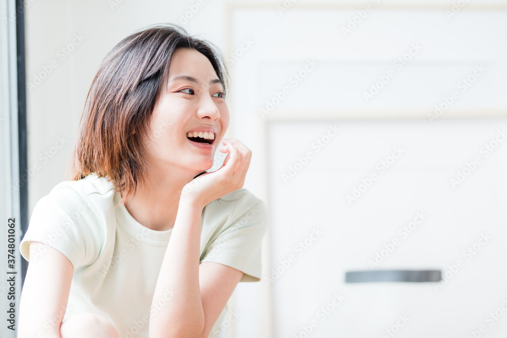 Beautiful young women sitting by the window of Asia
Beautiful young women sitting by the window of Asia