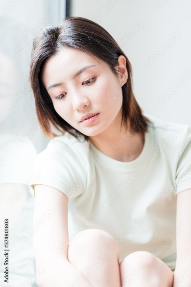 Beautiful young women sitting by the window of Asia
Beautiful young women sitting by the window of Asia