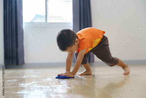 Fotografia Asian boy doing chore