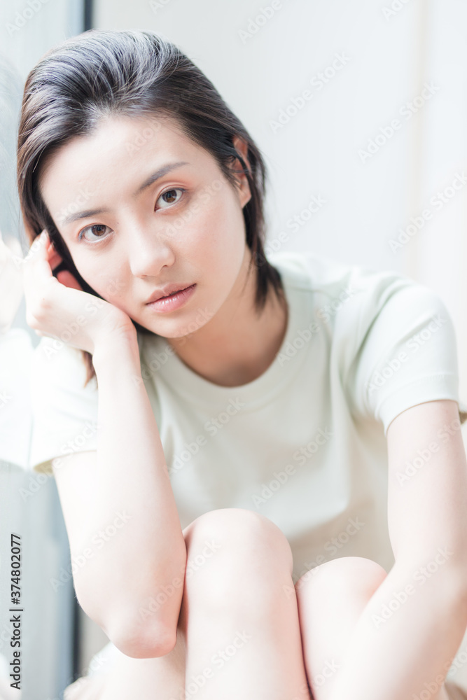 Beautiful young women sitting by the window of Asia
Beautiful young women sitting by the window of Asia