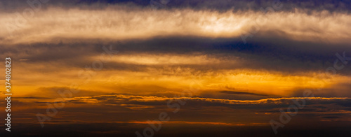 オレンジ色に染まった夕暮れ時の長い雲 © m.komiya