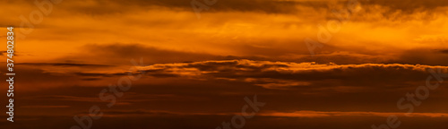 夕日に照らされる長い雲 © m.komiya