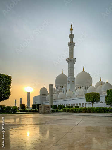 Photography Beautiful and Famous Mosque in United Arab Emirates.