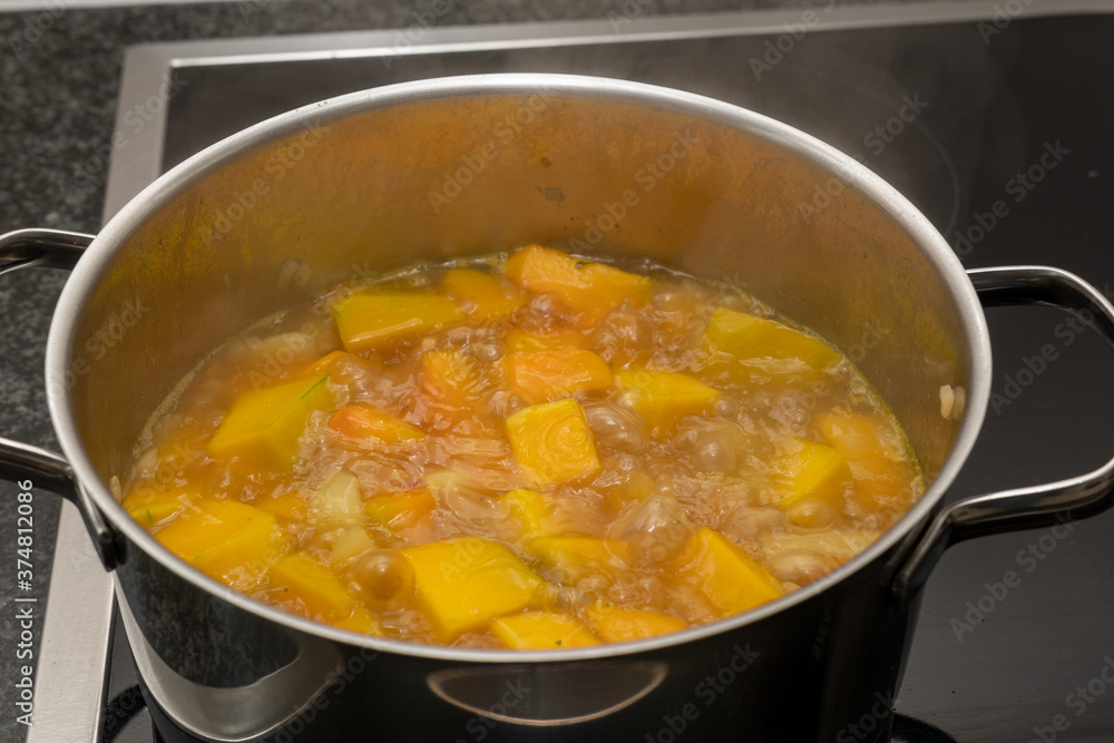 Kürbis Suppe im Topf kochen - Herbstmahl Kürbis Suppe im Topf kochen - Herbstmahl