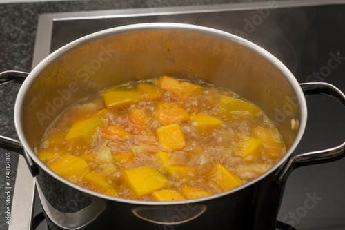 Kürbis Suppe im Topf kochen - Herbstmahl