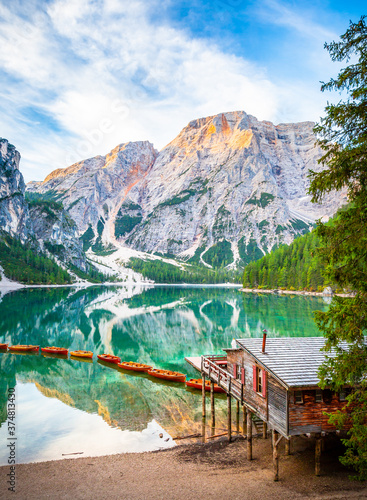 Fotografie Sonnenaufgang am Pragser Wildsee See in Italien Dolomiten, Steg mit Boot, Berg,