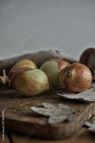 Gemüsezwiebeln auf einem Holzbrett