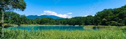 【裏磐梯・五色沼】簗部山と西吾妻山を背景にした弁天沼／磐梯朝日国立公園（福島県）