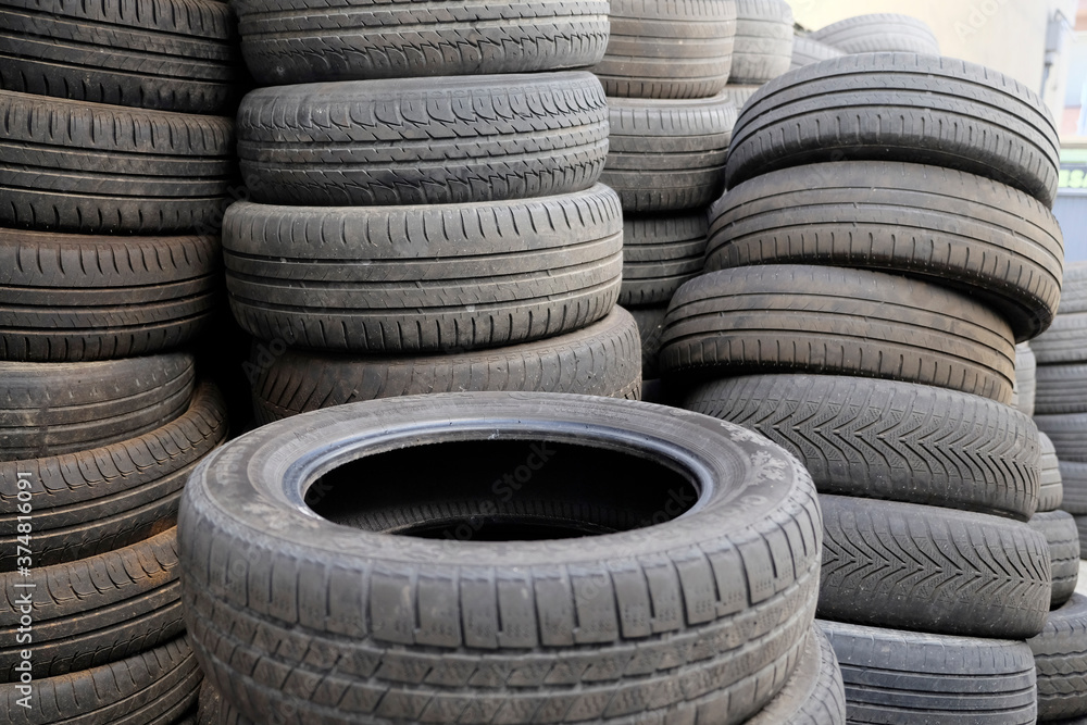 Ruedas de coche usadas apiladas Ruedas de coche usadas apiladas