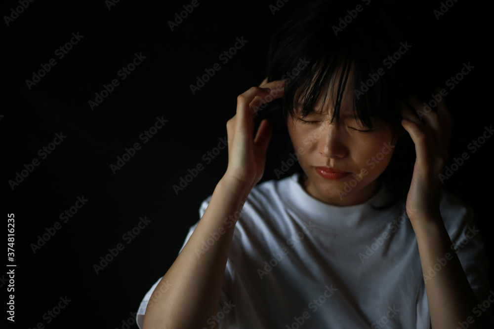 頭痛を感じる女性 頭痛を感じる女性