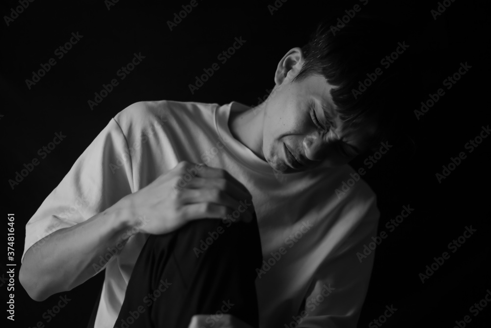 膝の痛みに悩む男性 膝の痛みに悩む男性