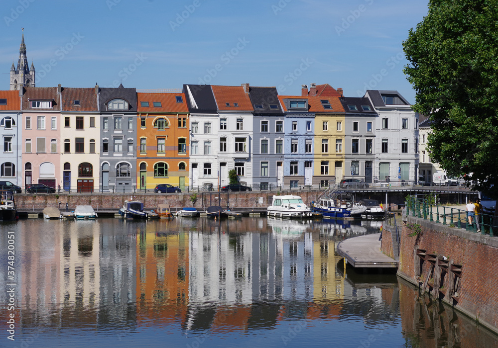 Reflets de maisons colorées à Gand, Belgique