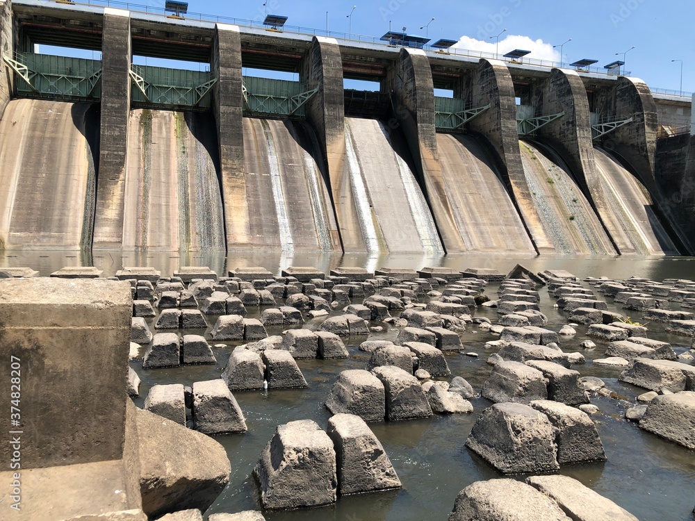 Φωτογραφία a water dam that stands firm and towers high, to accommodate and regulate the flow of river water from various directions, a dam that looks sturdy and majestic