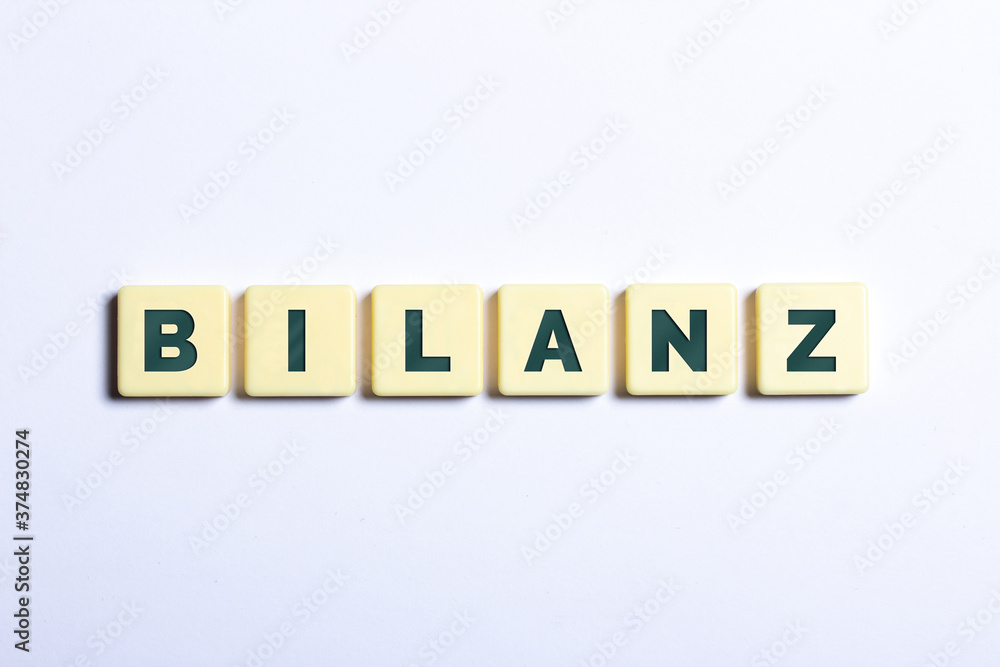Bilanz in Buchstaben auf Würfel und weißer Hintergrund Bilanz in Buchstaben auf Würfel und weißer Hintergrund