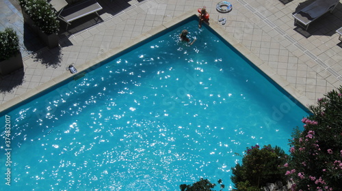 Piscina azzurra dell'hotel in estate - vacanze photo