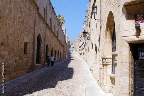 Fototapeta Naklejka Na Ścianę i Meble -  Ancienne rue médiévale des Chevaliers, Rhodes