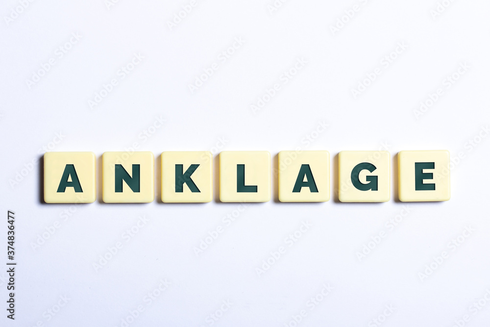 Das Wort Anklage in Buchstaben auf weißem Hintergrund Das Wort Anklage in Buchstaben auf weißem Hintergrund