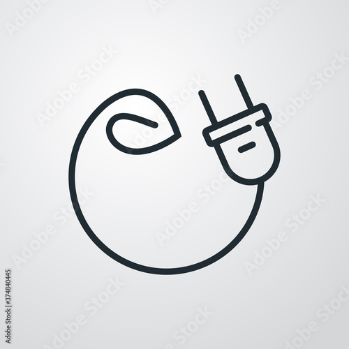 Concepto energía eléctrica limpia y renovable. Logotipo lineal enchufe eléctrico con cable con hoja de planta en círculo en fondo gris
