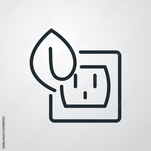 Concepto energía eléctrica limpia y renovable. Logotipo lineal enchufe eléctrico de pared con hoja de planta en fondo gris