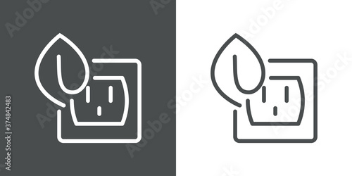 Concepto energía eléctrica limpia y renovable. Logotipo lineal enchufe eléctrico de pared con hoja de planta en fondo gris y fondo blanco