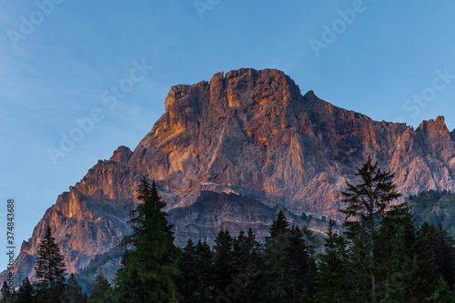 Montagne rocciose illuminate dal tramonto