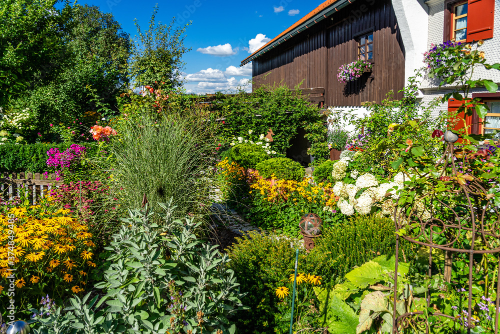 Bauerngarten in Siebers (Allgäu), paradiesischer, üppig blühender Bauerngarten mit STauden und Rosen