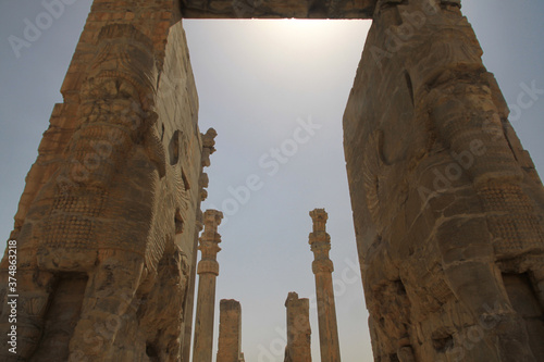 kamienne ruiny starożytnego miasta persepolis w iranie #374863218