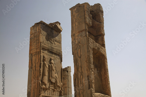 kamienne ruiny starożytnego miasta persepolis w iranie #374863265