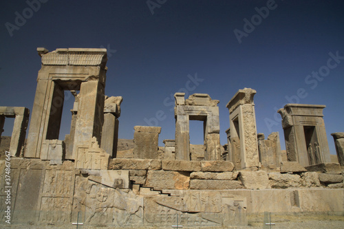 kamienne ruiny starożytnego miasta persepolis w iranie #374867667
