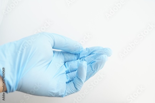 掃除や塗装、医療現場などで使うゴム手袋と手