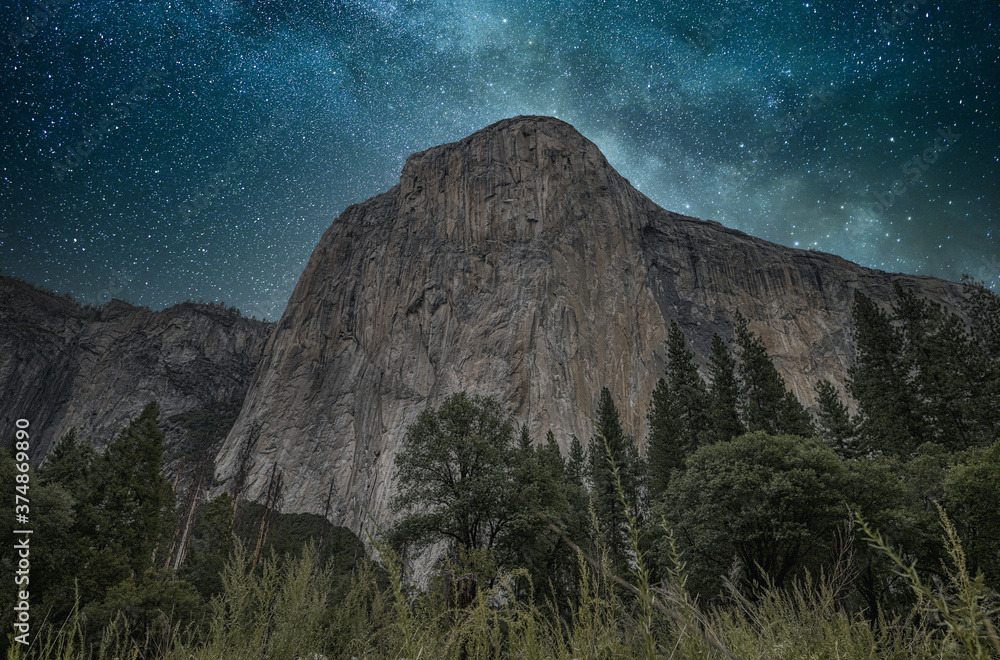 Panoramic shot of the Yosemite National Park on a stary night background - obrazy, fototapety, plakaty 